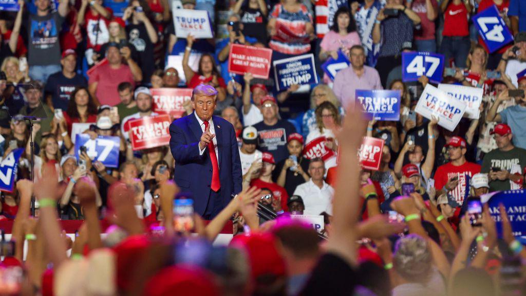 Trump pointing at rally