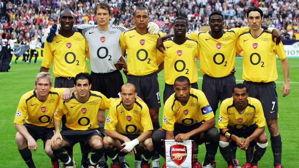 Arsenal team lining up ahead of Champions League final in 2005/2006 season