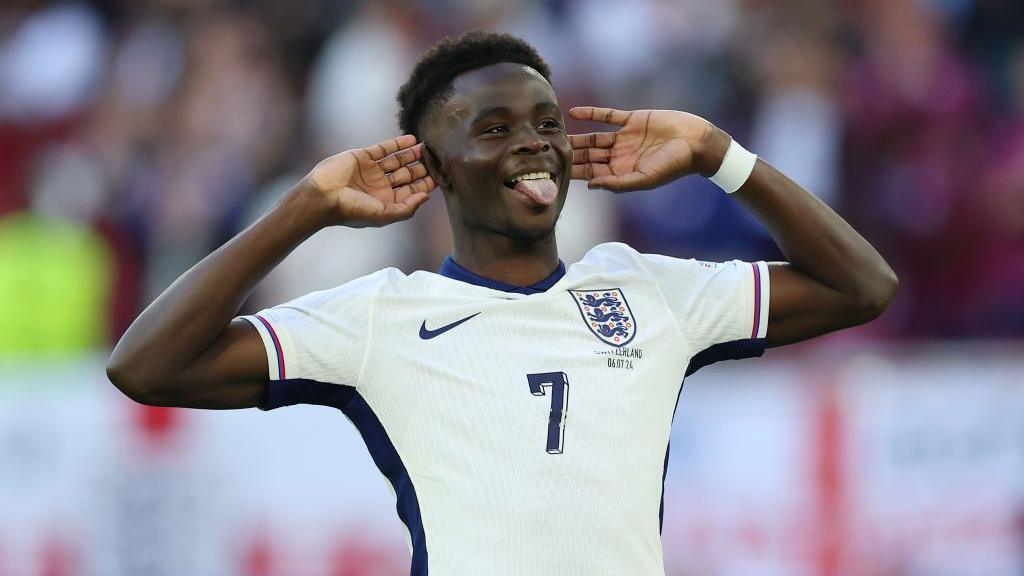 bukayo saka celebrates his penalty