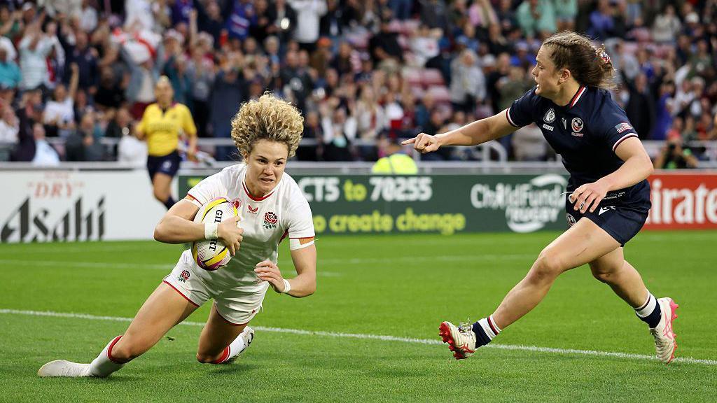 Ellie Kildunne of England scores her team's fourth try.