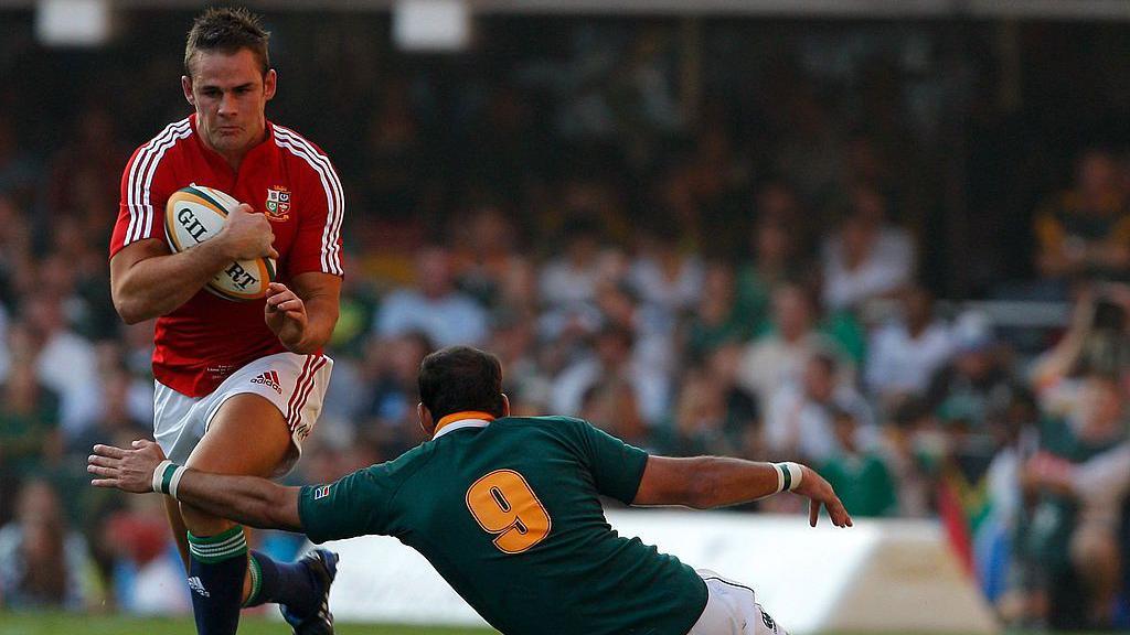 Lee Byrne beats a Springbok tackler