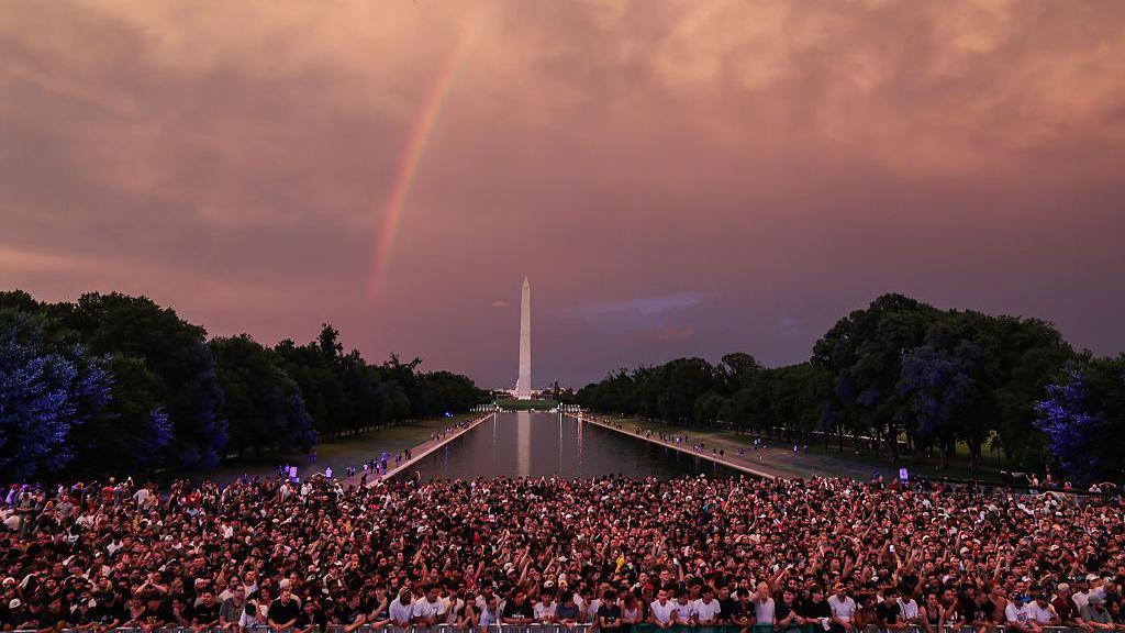 Fans in front of the Lincoln Memorial at UFC Freedom 250