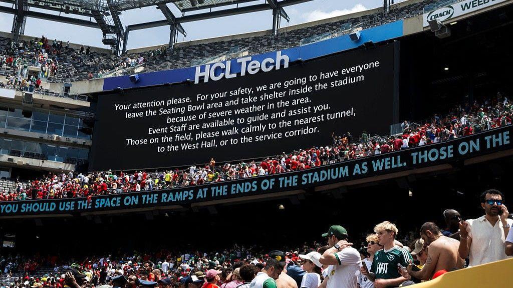 A scoreboard at MetLife Stadium displaying a warning about extreme weather