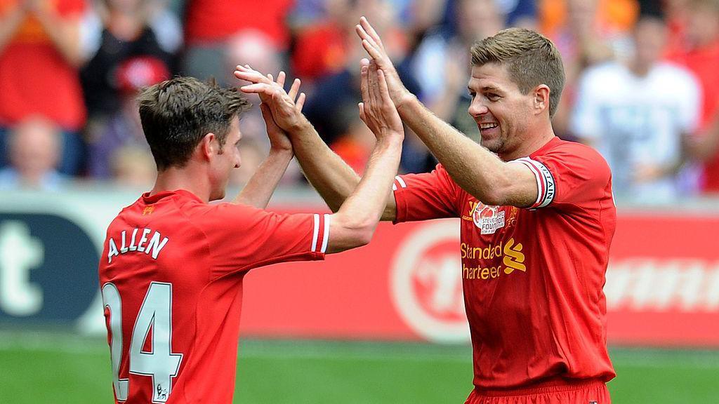 Joe Allen yn chwarae dros Lerpwl gyda Steven Gerrard yn Anfield