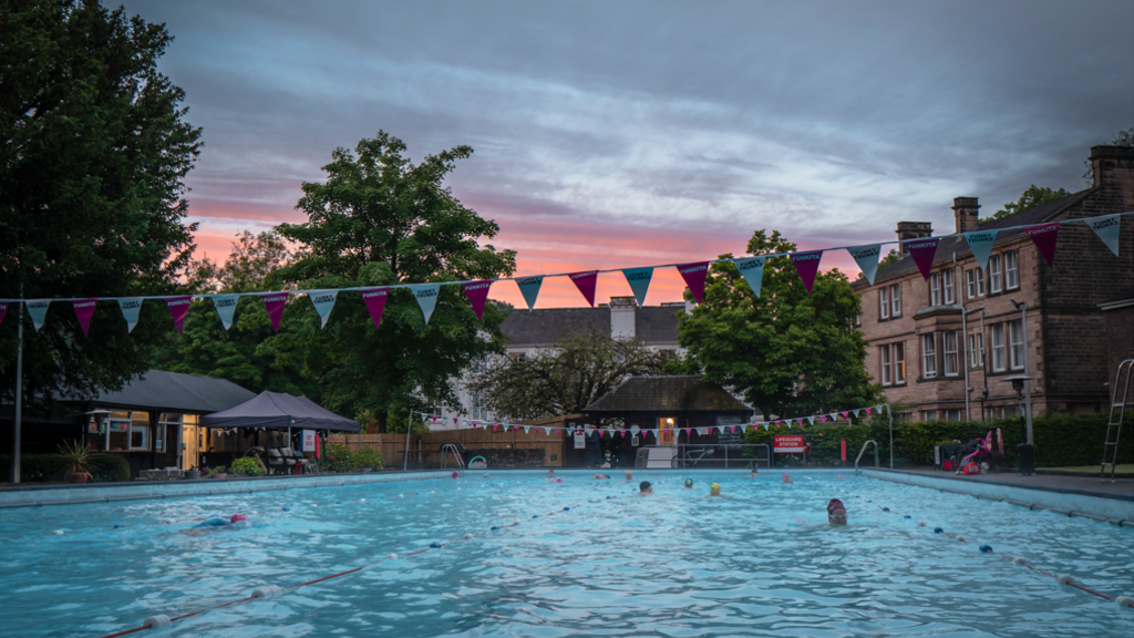 Matlock Bath lido opens in early hours to mark summer solstice - BBC News