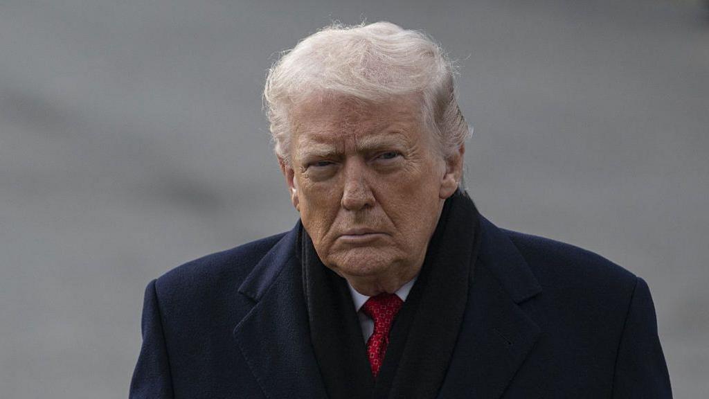 Dòmhnall Trump is e a' bruidhinn ris na meadhanan san Fhaoilleach 2026.