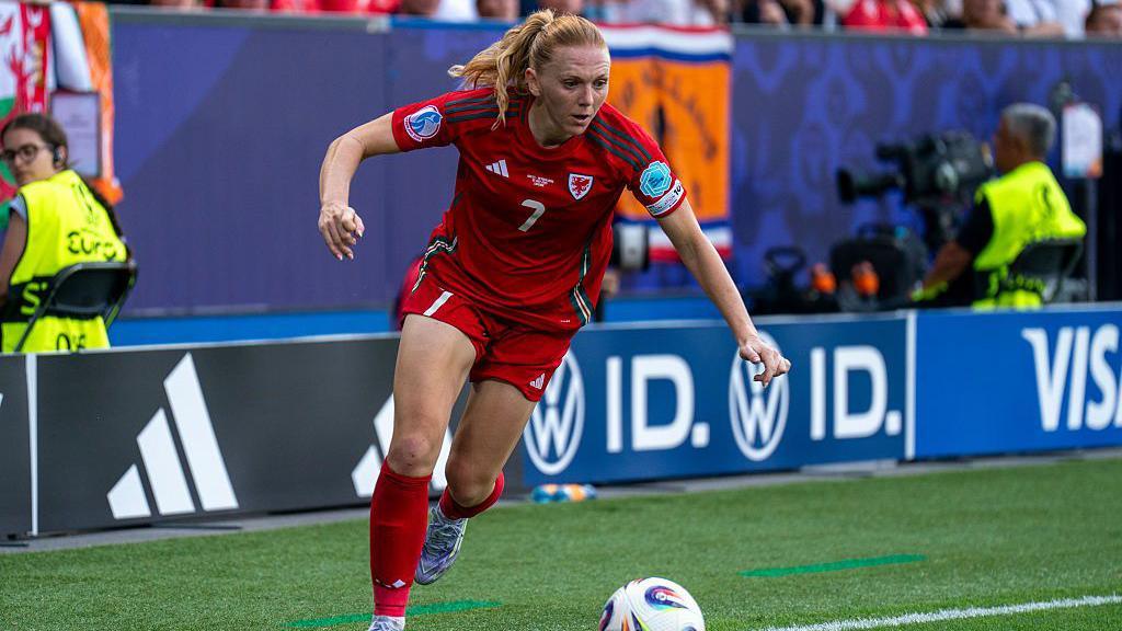Ceri Holland yn chwarae'n erbyn Yr Iseldiroedd yn Euro 2025