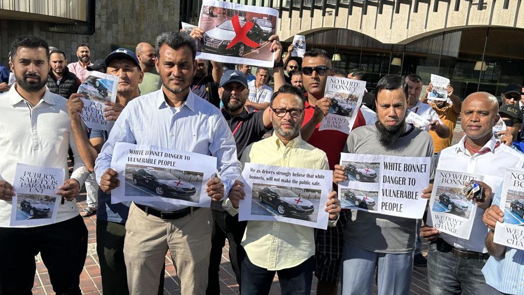Taxi drivers urge council to agree 8% fare hike