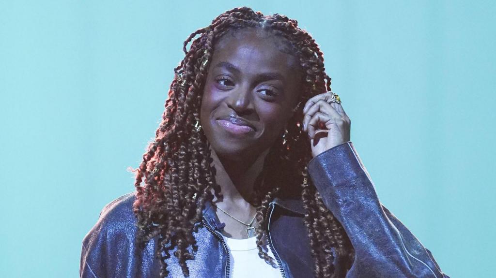 Cat Burns объявила о «Новой жизни» после операции по уменьшению груди