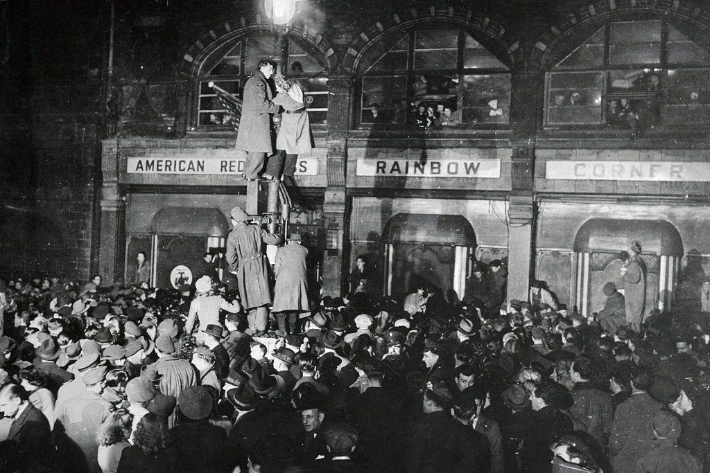 The American Red Cross' Rainbow Corner, which has been opened day and night for London, visiting GI's since November 11, 1942, has closing its doors on 6 January 1946 with lots of people outside