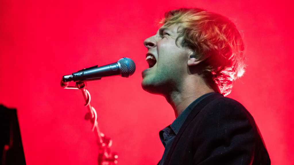 Tom Odell discute le lezioni apprese da Billie Eilish e Finneas