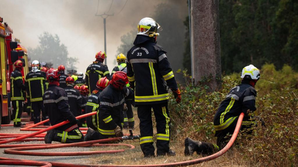 Firefighters tackle blaze in south-west France
