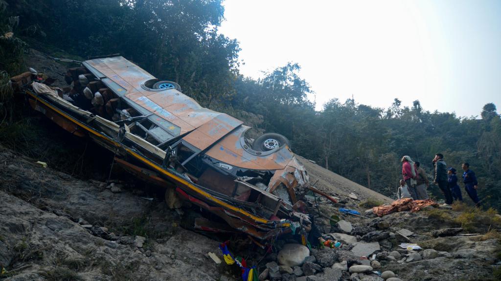 Britânico entre as 19 vítimas fatais em trágico acidente de ônibus no Nepal