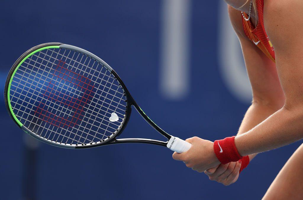 Una foto de primer plano del amortiguador blanco en forma de corazón de Paula Badosa en su raqueta de tenis Wilson durante los Juegos Olímpicos de 2021 en Tokio, Japón.