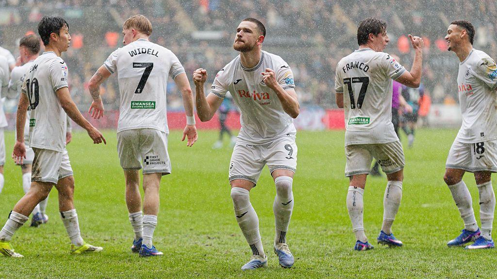 Llun o Zan Vipotnik a chwaraewyr Abertawe yn dathlu ar ol sgorio yn erbyn Bristol City 
