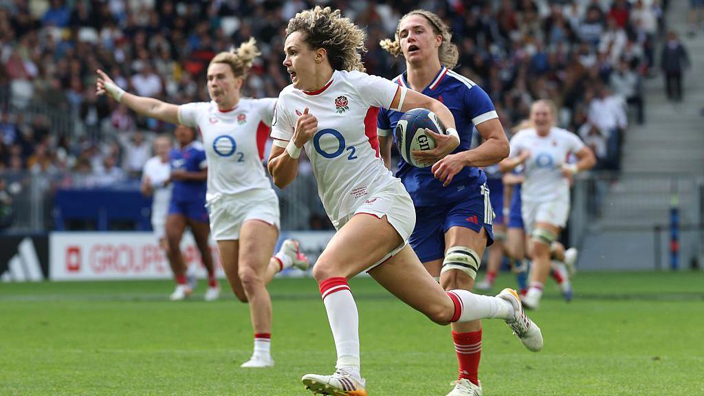 Ellie Kildunne scores for England