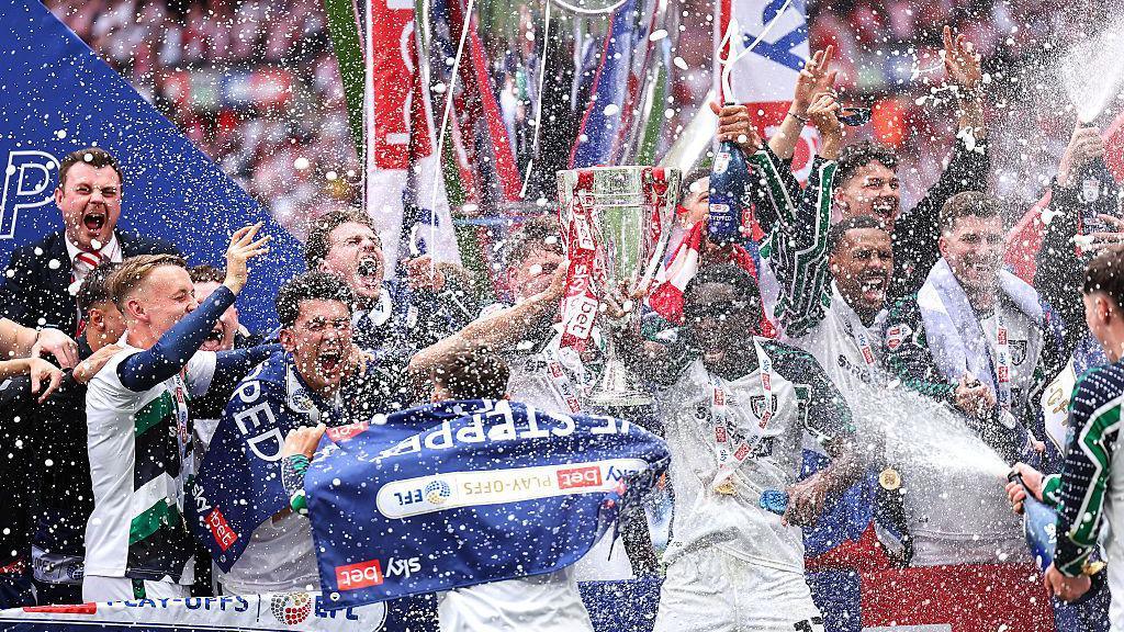 Sunderland celebrate beating Sheffield United