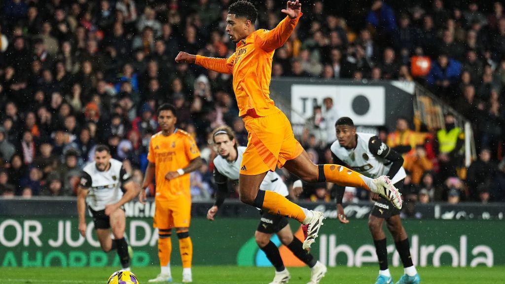 Valencia 1-2 Real Madrid: Jude Bellingham winner sends Real Madrid top of  La Liga - BBC Sport