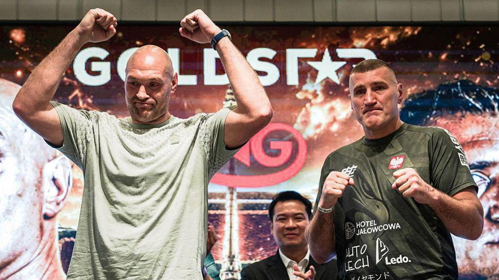 Tyson Fury and Mariusz Wach pose at Wednesday's news conference in Thailand