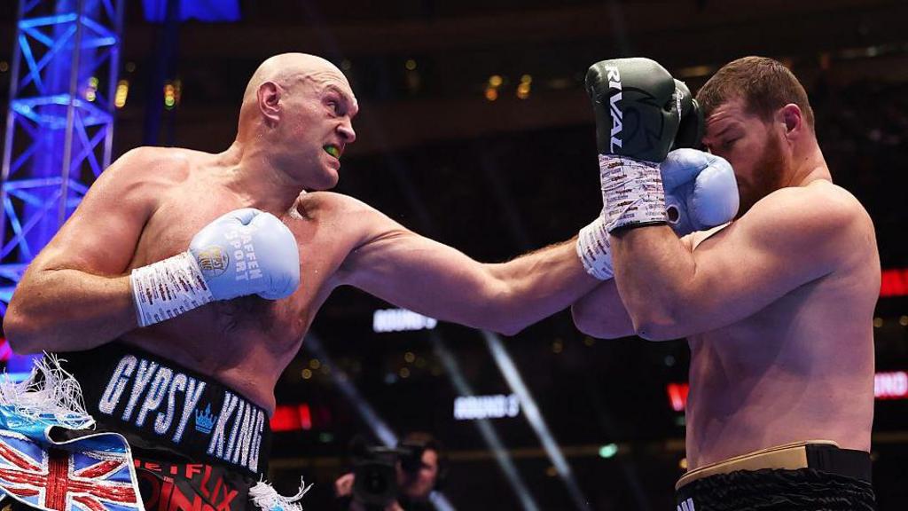Tyson Fury punches Arslanbek Makhmudov 