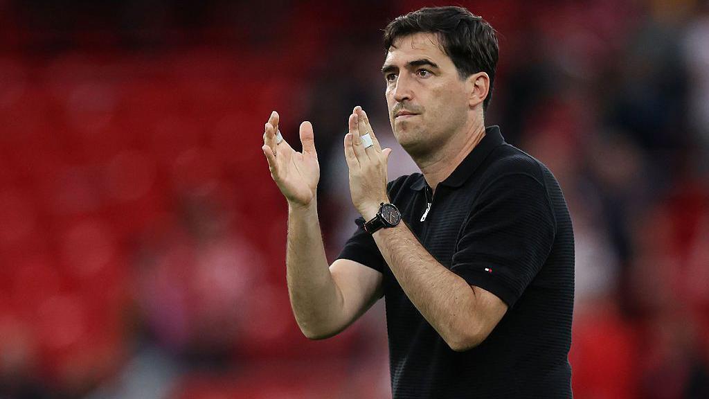 Andoni Iraola yn cymeradwyo'r cefnogwyr ar ôl gêm gyfeillgar rhwng Lerpwl a Como yn Anfield.