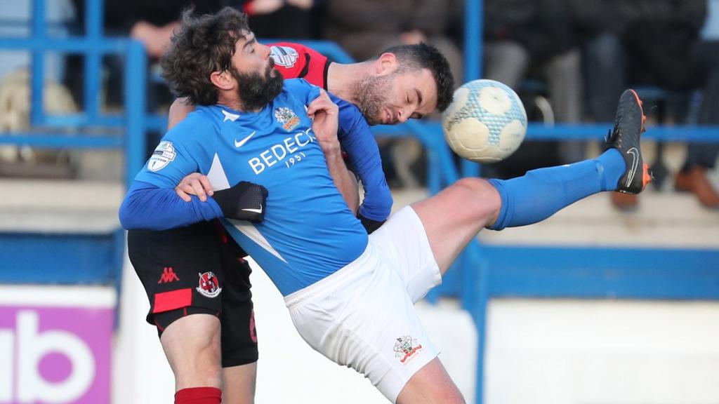 Crues hit late equaliser, Coleraine beat Linfield to top table BBC Sport