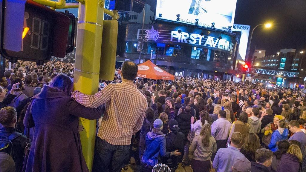 Prince fans pay tribute at First Avenue following his death