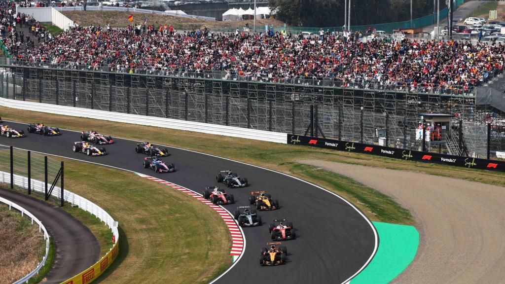 Oscar Piastri leads the field round the first corner of the Japanese Grand Prix