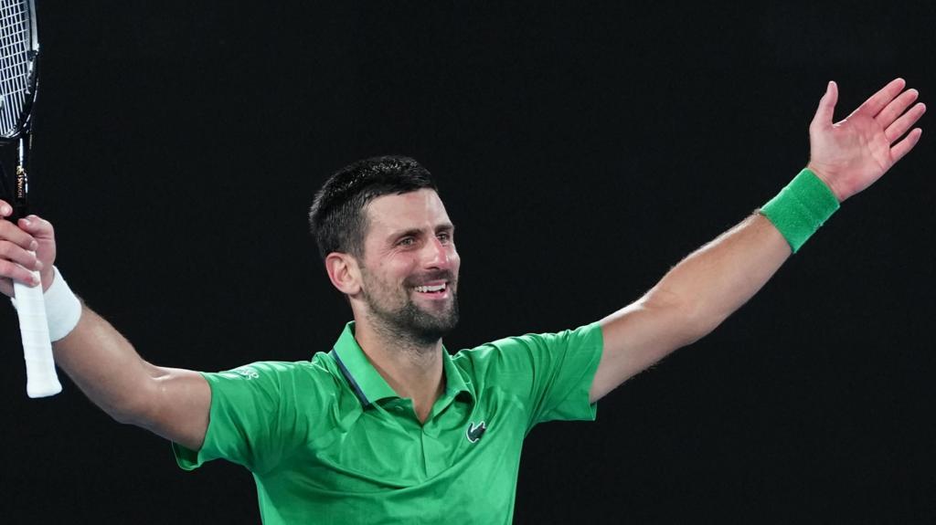 Djokovic dominiert, während die Australian Open sich aufheizen