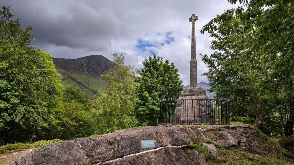 Carragh-chuimhne ann an Gleann Comhann dhaibhsan a chaill am beatha san sgrios