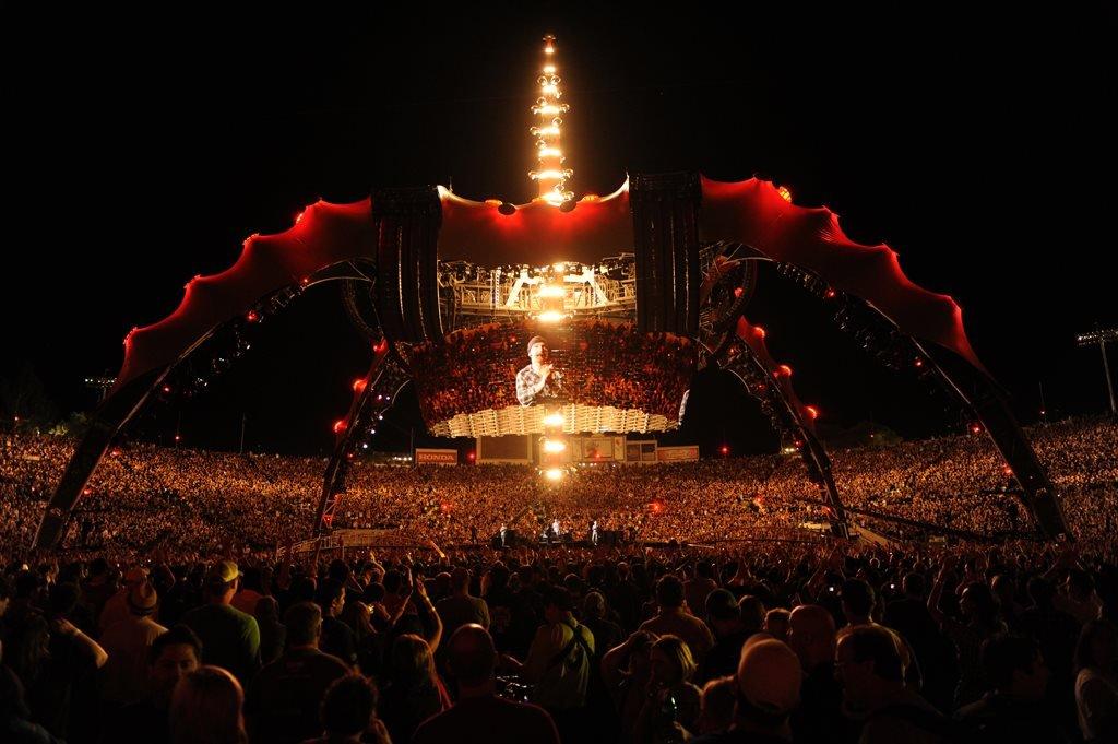 U2's claw stage