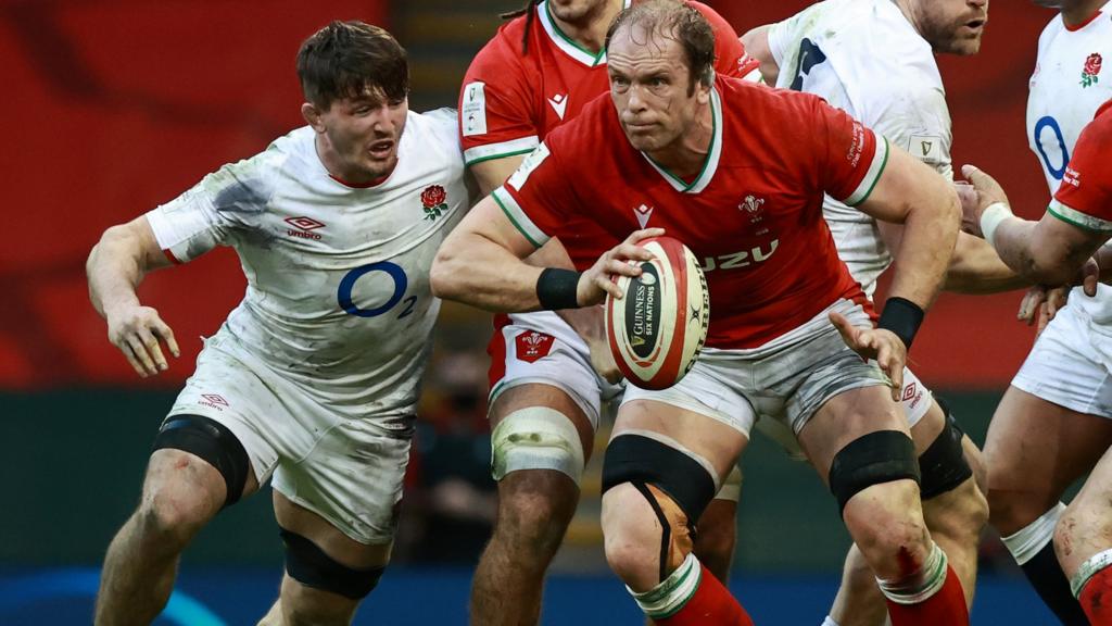 Tom Curry moves in on Alun Wyn Jones