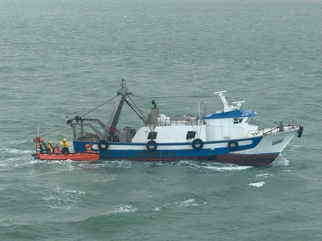 Bàta-teasairginn ChalMac ri taobh bàta Morocconach sa Mhuir Mheadhanaich