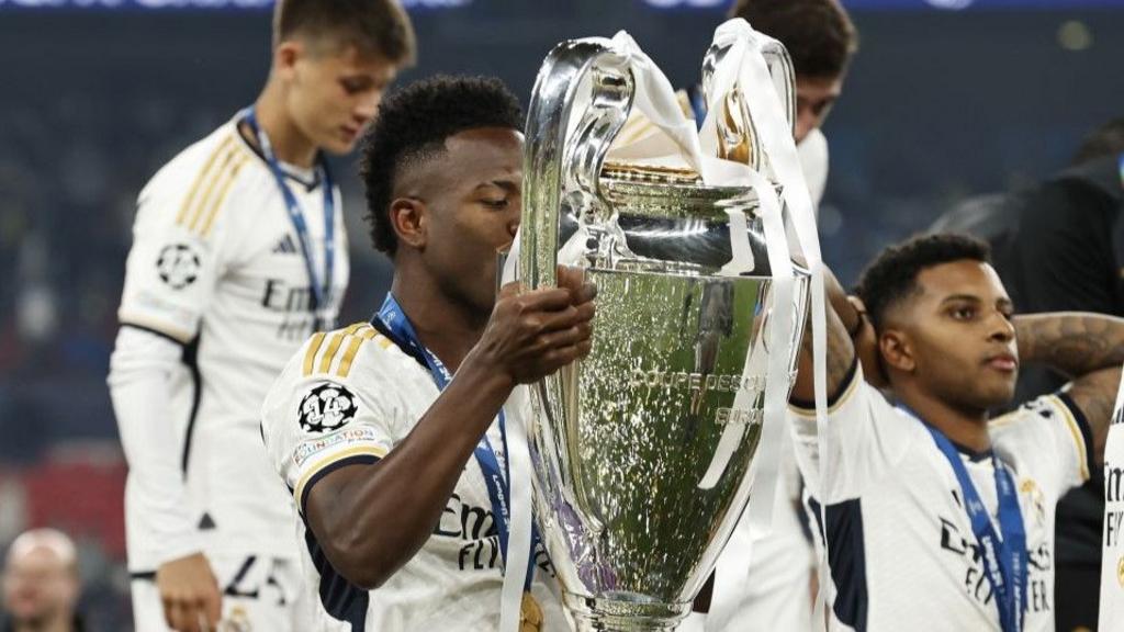 Vinicious Junior kisses Champions League trophy