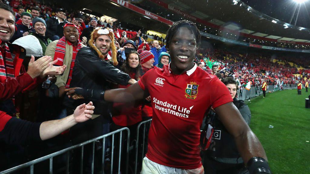 Maro Itoje with Lions fans