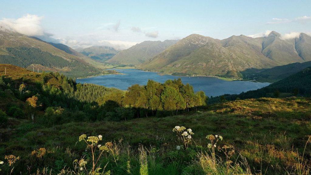 Loch Dubhthaich. Sealladh de loch bho gu h-àrd le beanntan timcheall air