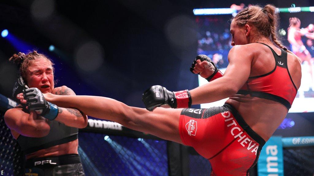 Dakota Ditcheva kicks Cornelia Holm in the head