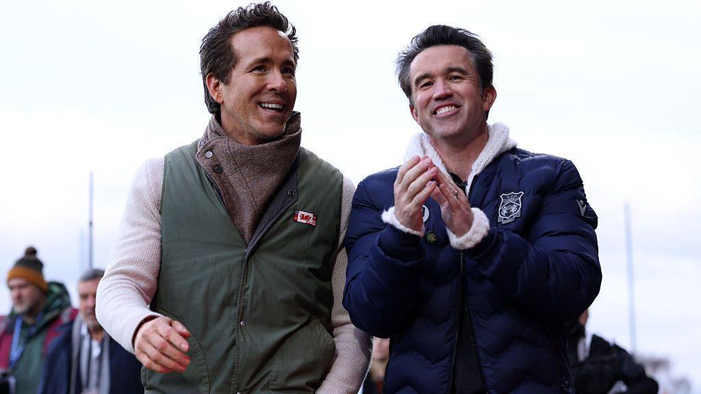 Ryan Reynolds a Rob Mac cyn gêm Wrecsam yn erbyn Watford yn 2025