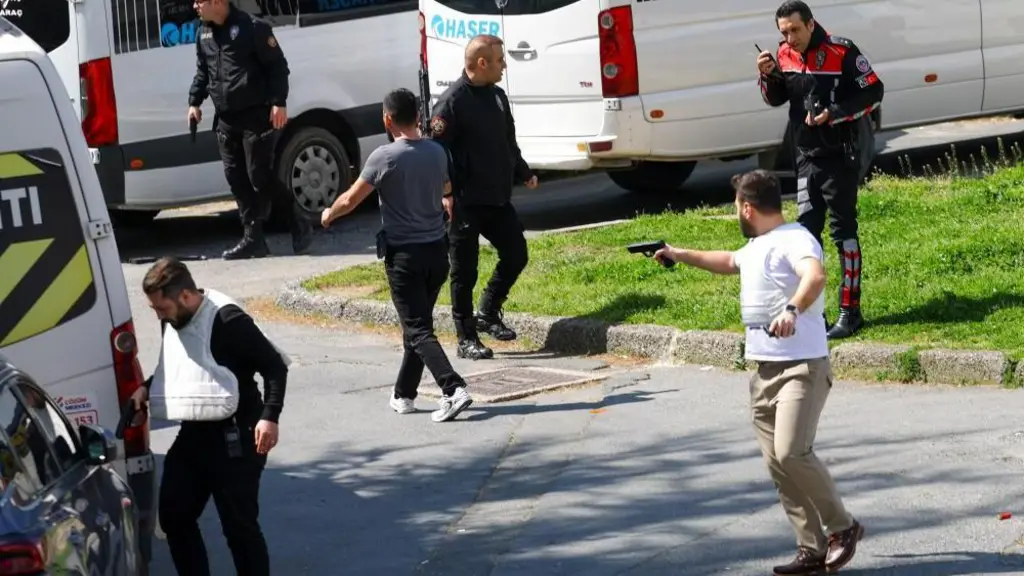 One Gunman Killed, Two Others Neutralised After Shooting Near Israeli Consulate in Istanbul, Governor Reports