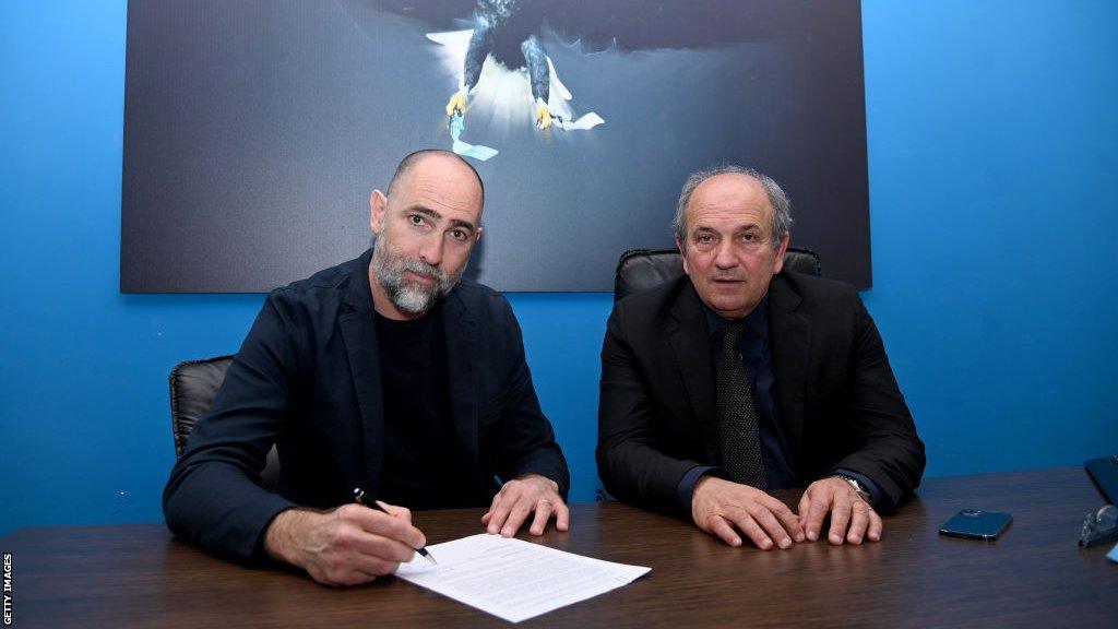 Igor Tudor signing his contract next to Lazio sporting director Angelo Fabiani