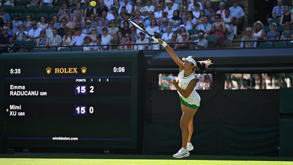 Mimi Xu en la cancha uno de Wimbledon contra Emma Raducanu