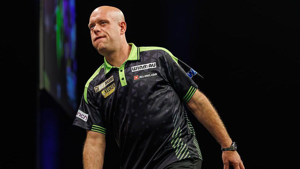Michael van Gerwen looking frustrated figure during his loss to Luke Humphries 