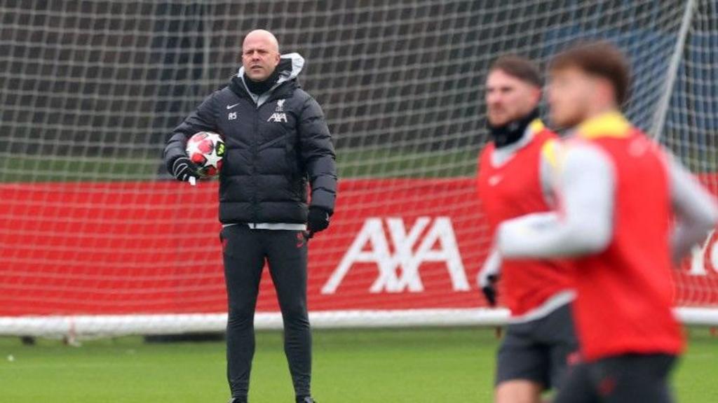 Arne Slot in Liverpool training