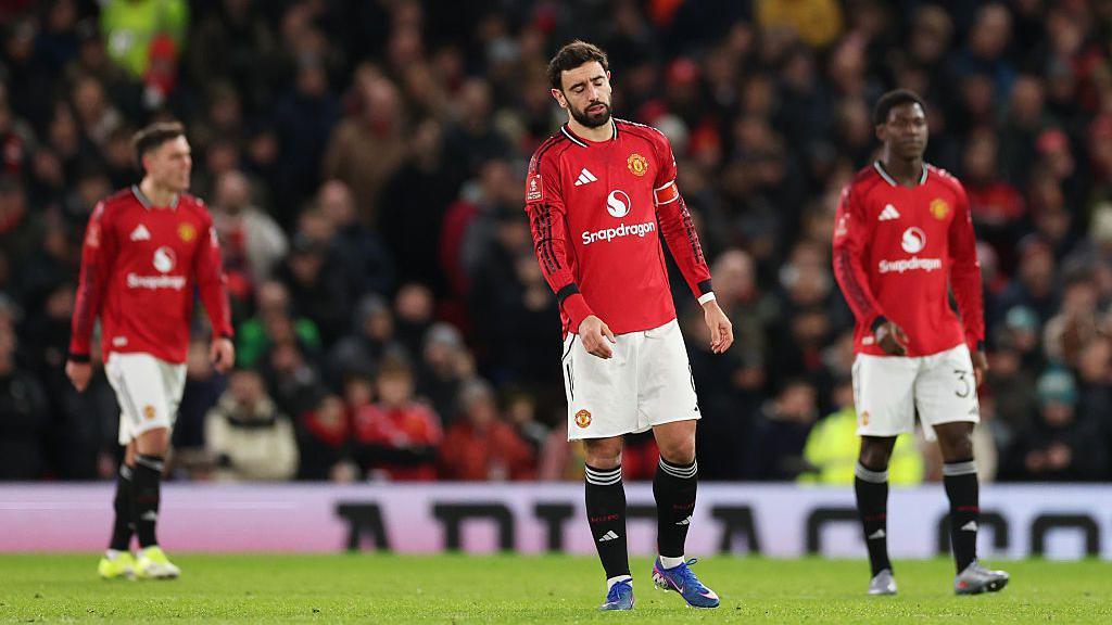 Manchester United players looking dejected.