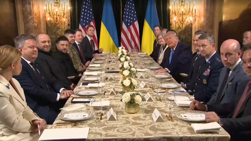 Phái đoàn Mỹ và Ukraine ngồi tại một bàn.