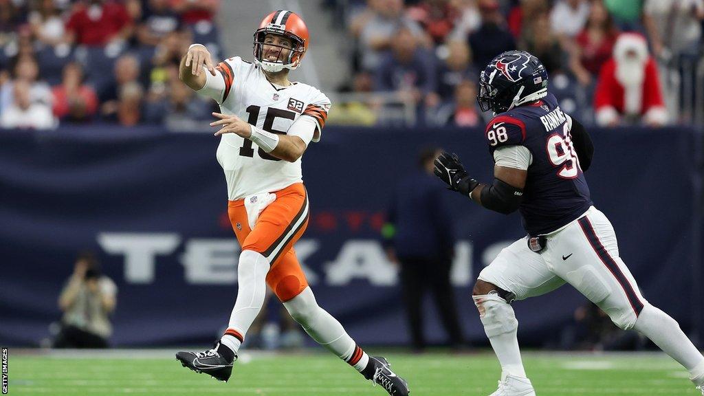 Cleveland Browns quarterback Joe Flacco throws the ball