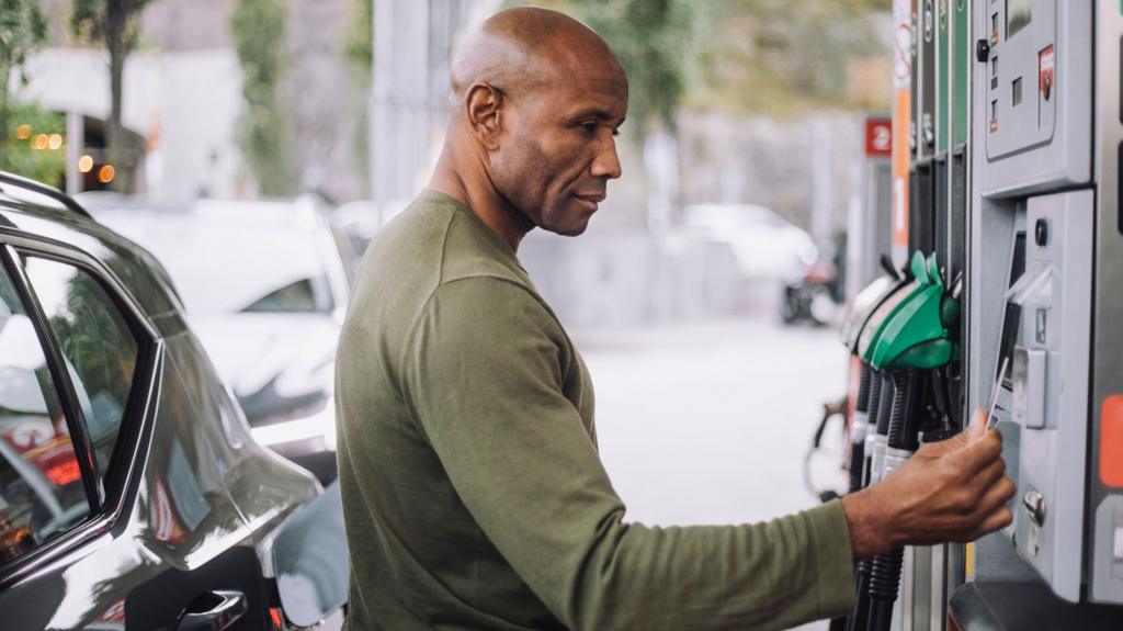 Falling petrol prices push UK inflation down