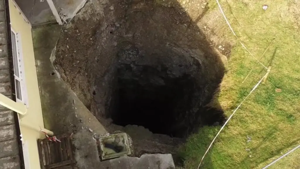 Massive sinkhole opens up in Cornwall garden - BBC Newsround