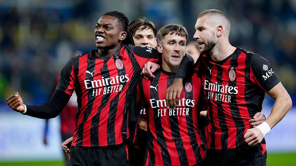 AC Milan players arm in arm