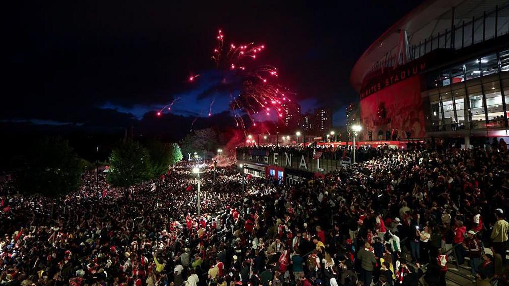 Arsenal celebrate as Arsenal are confirmed as Premier League champions as they gather outside the Emirates Stadium